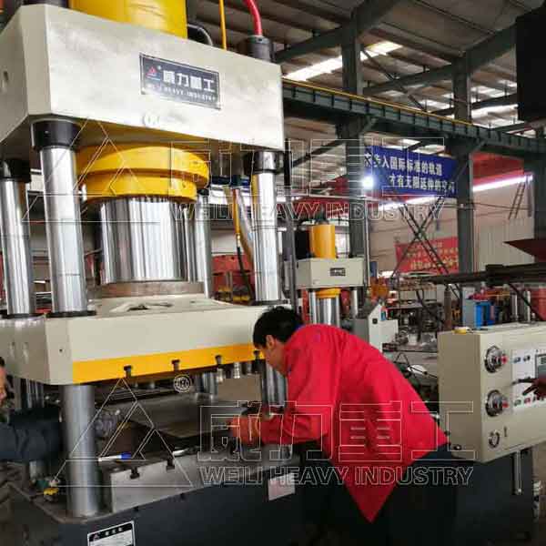 630噸四柱油壓機(jī)_630t集裝箱車(chē)廂板沖壓成型液壓機(jī)