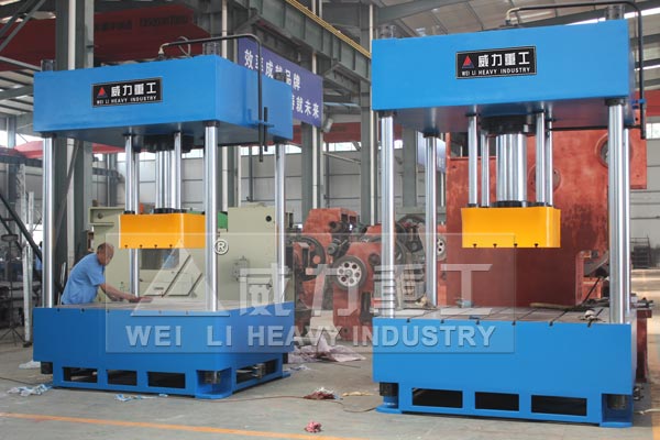 二梁四柱液壓機車間實物圖