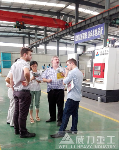 國外友人到訪公司商談四柱液壓機(jī)