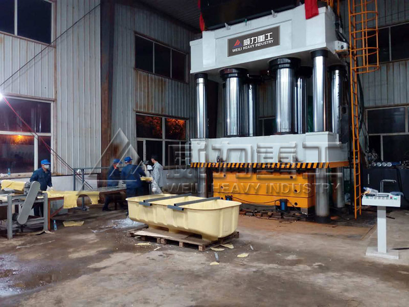 客戶使用玻璃鋼化糞池液壓機(jī)現(xiàn)場(chǎng)