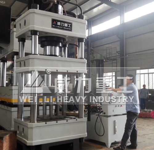 準(zhǔn)備出口的鹽磚壓塊機