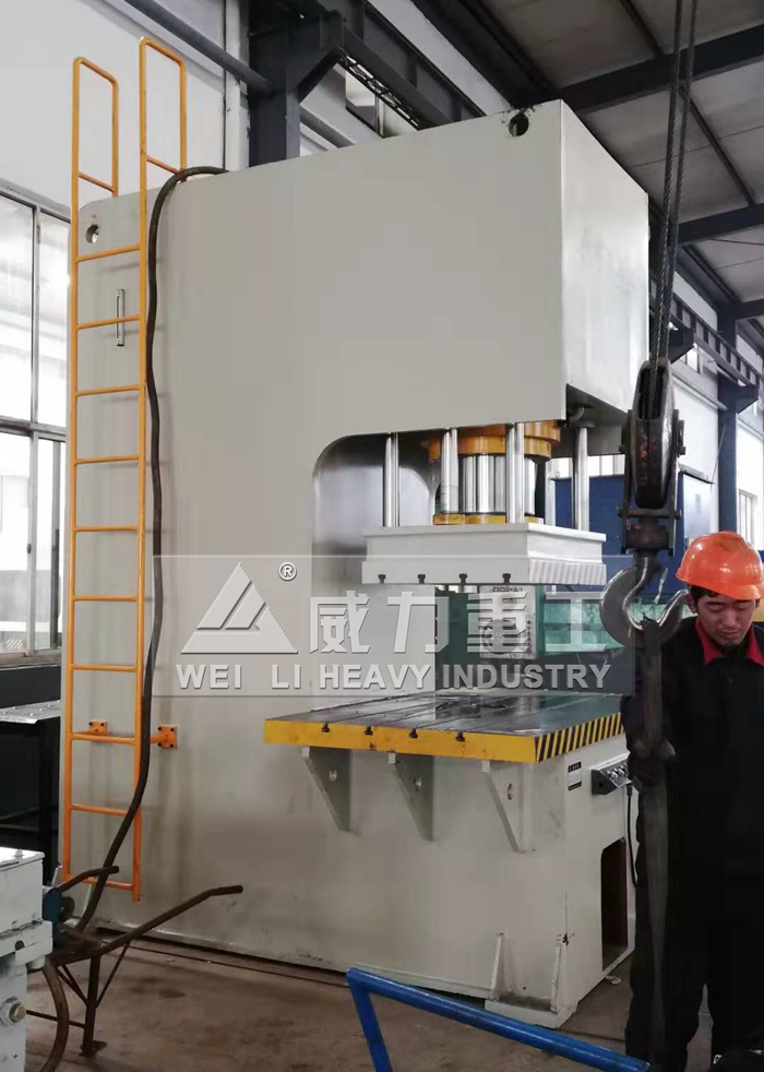 400噸單柱液壓機(jī)客戶實(shí)景1