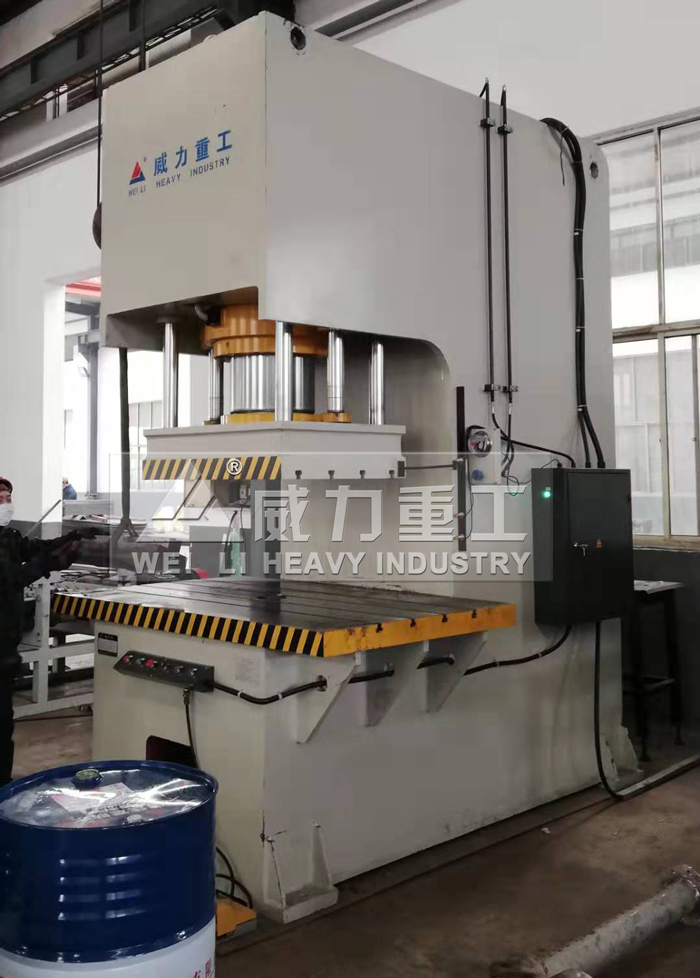 400噸單柱液壓機(jī)客戶實(shí)景2