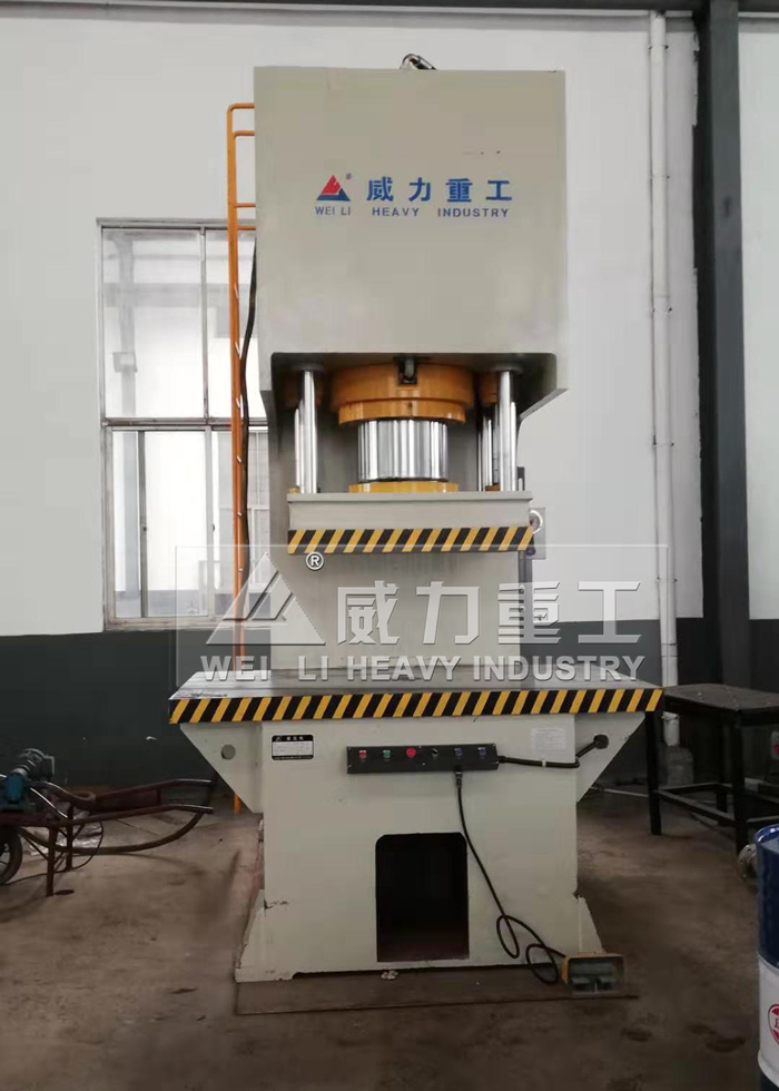 400噸單柱液壓機(jī)客戶實(shí)景3