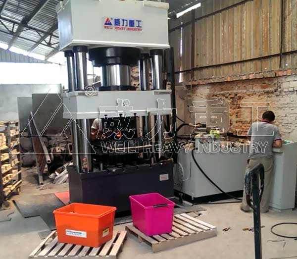 1200噸四柱液壓機(jī)耐火磚液壓機(jī)客戶使用現(xiàn)場(chǎng)