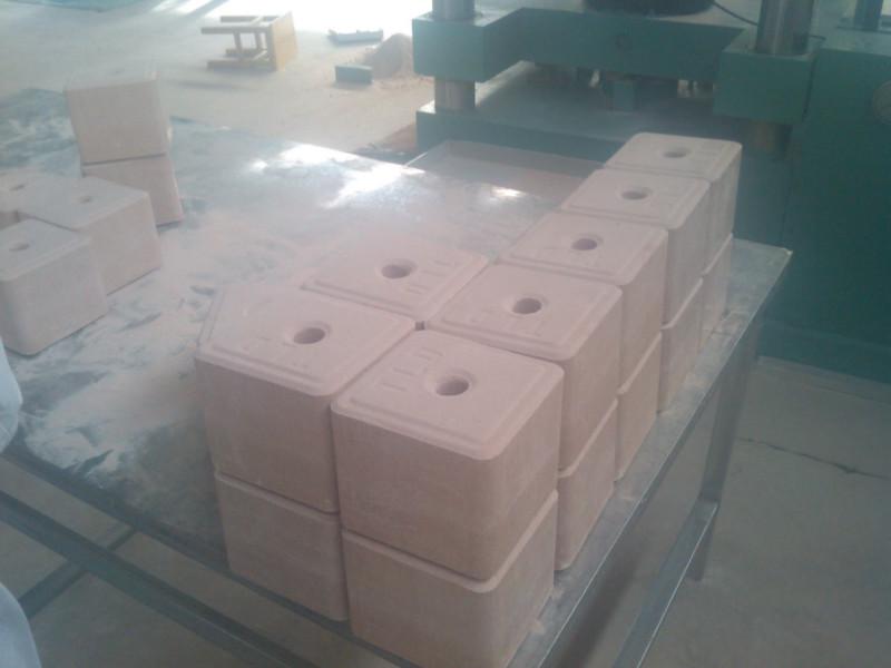 牛羊舔鹽磚液壓機客戶加工使用現(xiàn)場