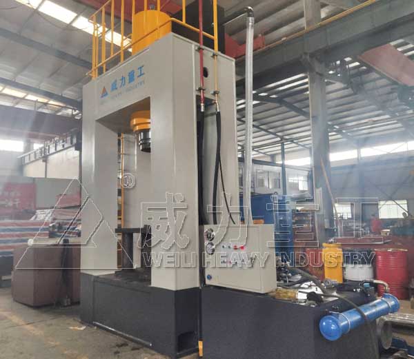 500噸龍門校直液壓機生產車間