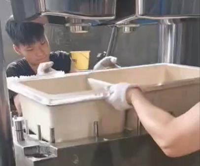 客戶模壓加工現(xiàn)場