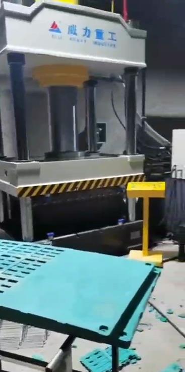 315噸復(fù)合漏糞板成型液壓機