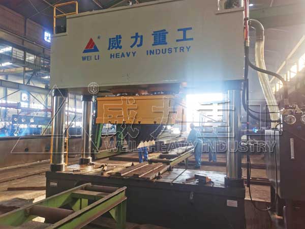 1000噸二梁四柱液壓機(jī)客戶使用現(xiàn)場