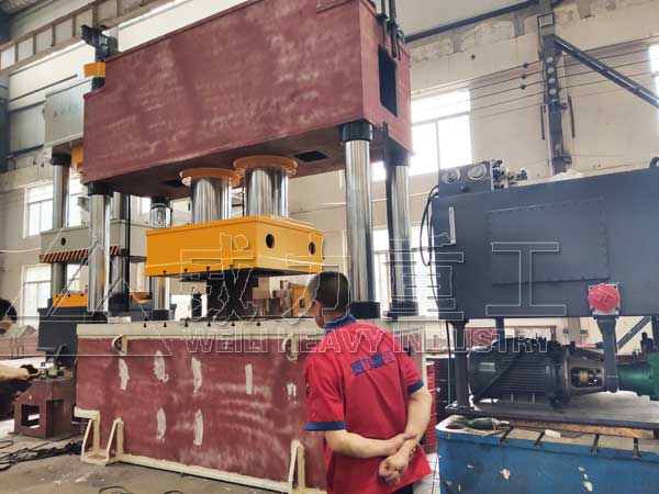 1000噸二梁四柱液壓機(jī)車間完成生產(chǎn)