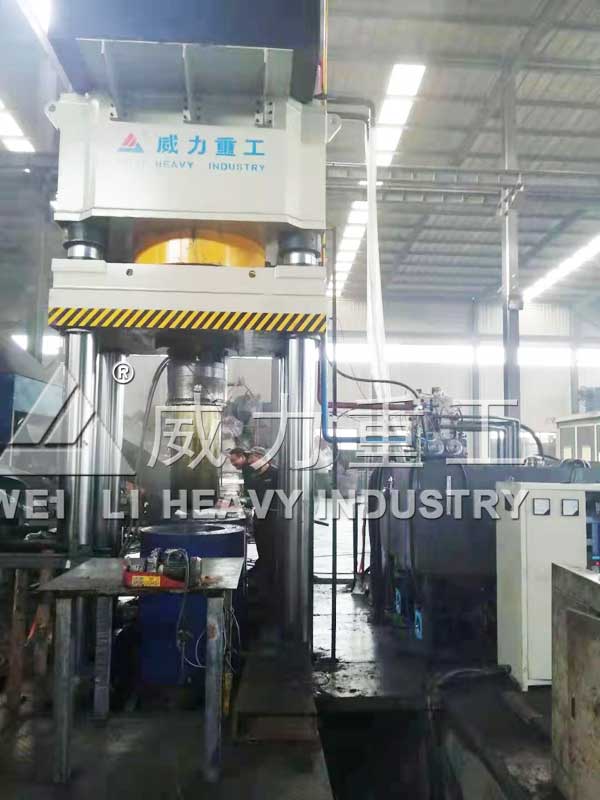 1500噸石墨坩堝液壓機(jī)使用現(xiàn)場