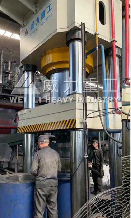 1500噸石墨坩堝液壓機生產(chǎn)現(xiàn)場