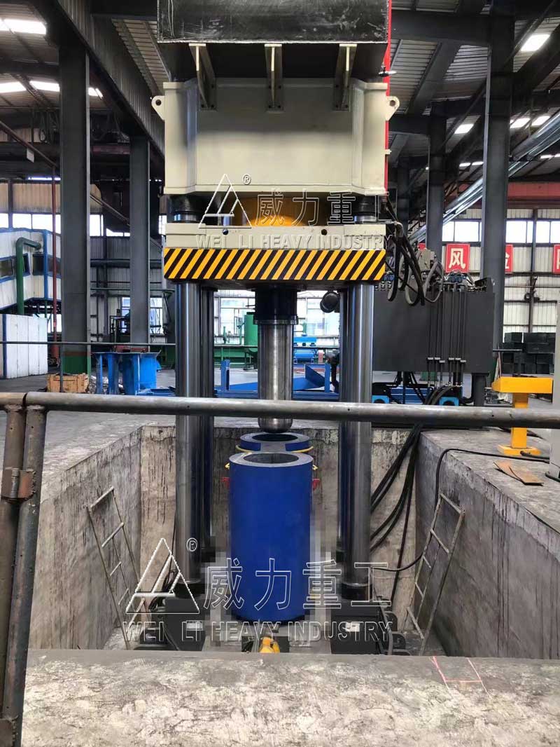 1500噸石墨坩堝液壓機(jī)客戶(hù)使用現(xiàn)場(chǎng)