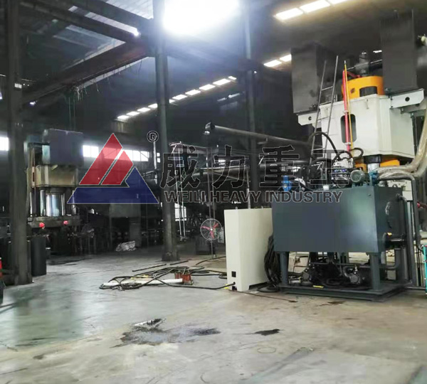 2000噸石墨坩堝液壓機(jī)的使用現(xiàn)場