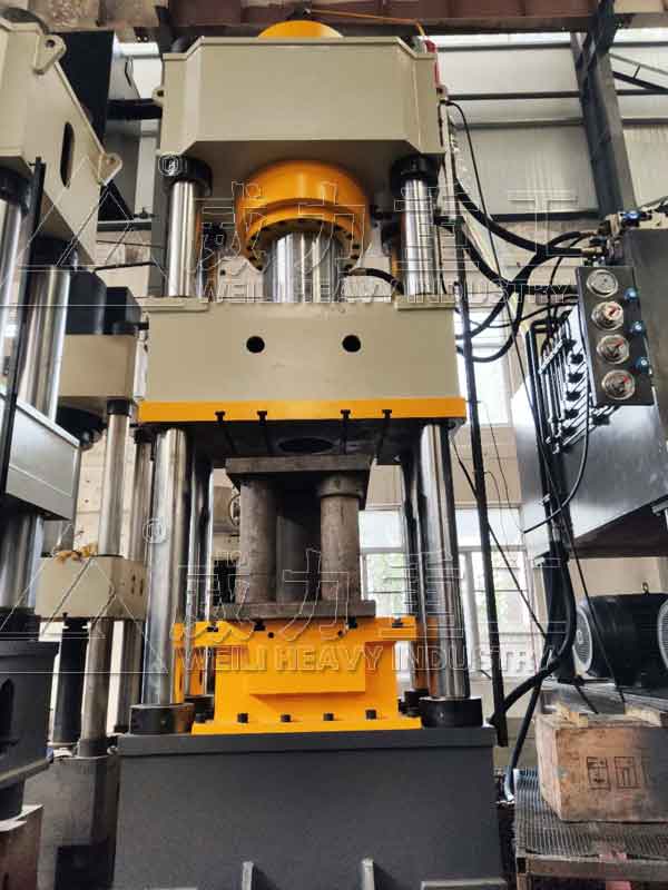 630噸熱鍛成型液壓機(jī)