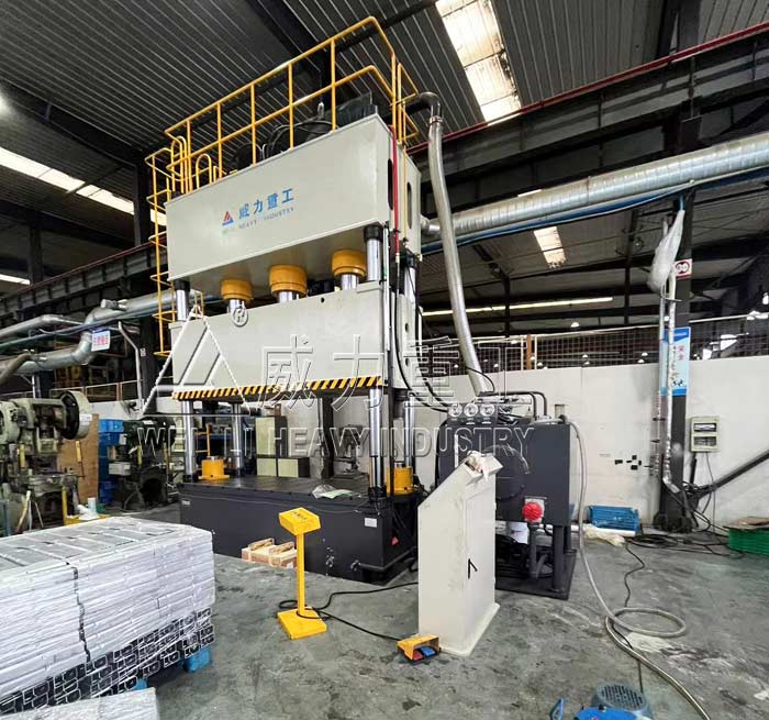 500噸三梁四柱三缸液壓機(jī)