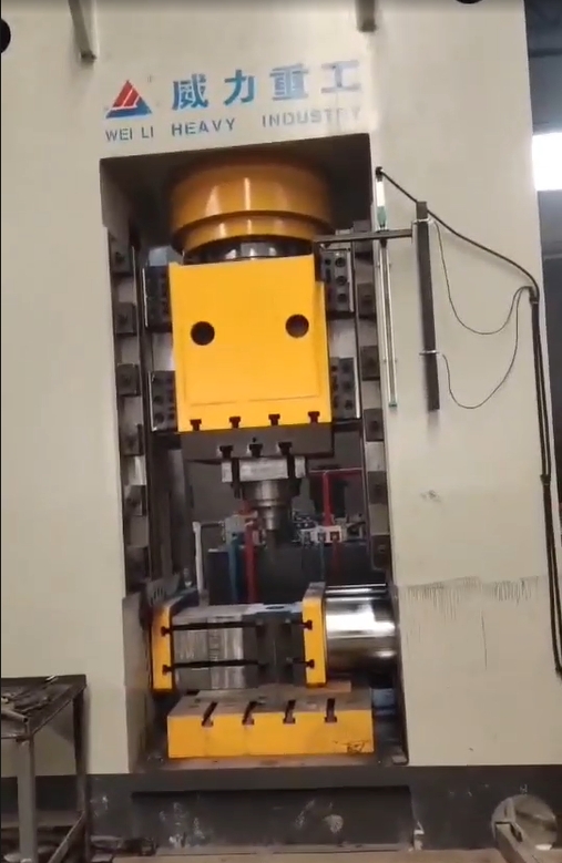 800噸鏈軌軸套三向鍛造液壓機(jī)客戶(hù)使用現(xiàn)場(chǎng)